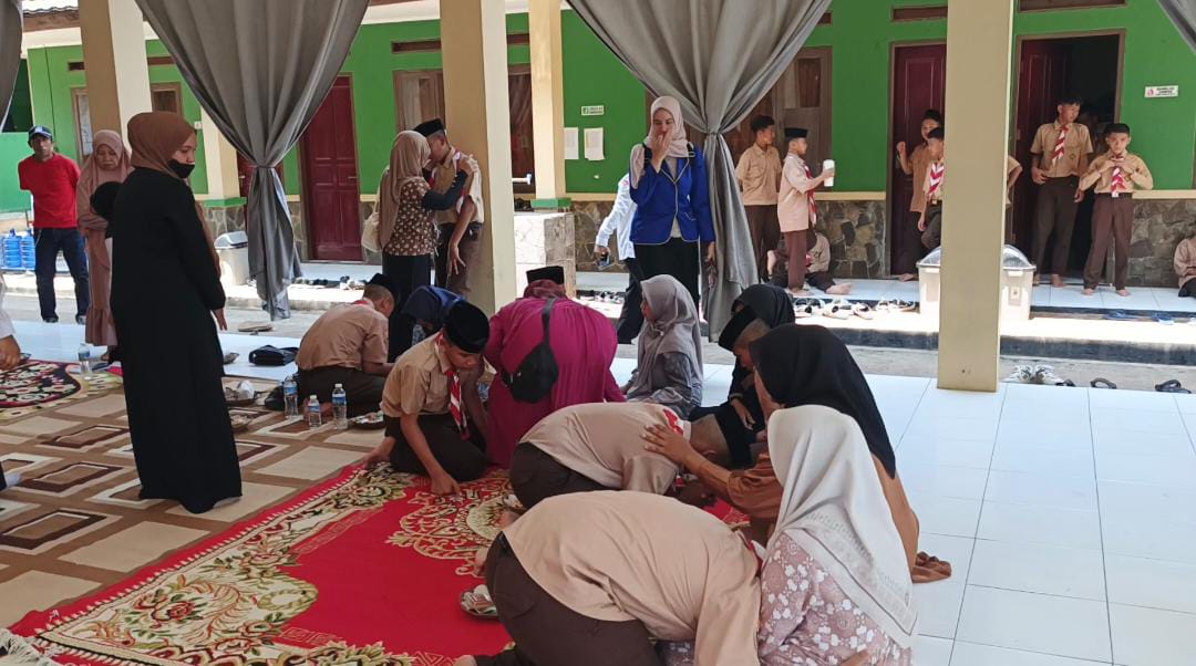 MINTA MAAF: Sejumlah siswa terduga pelaku perundungan di salah satu madrasah negeri di Purwakarta menangis saat meminta maaf kepada orang tua korban.