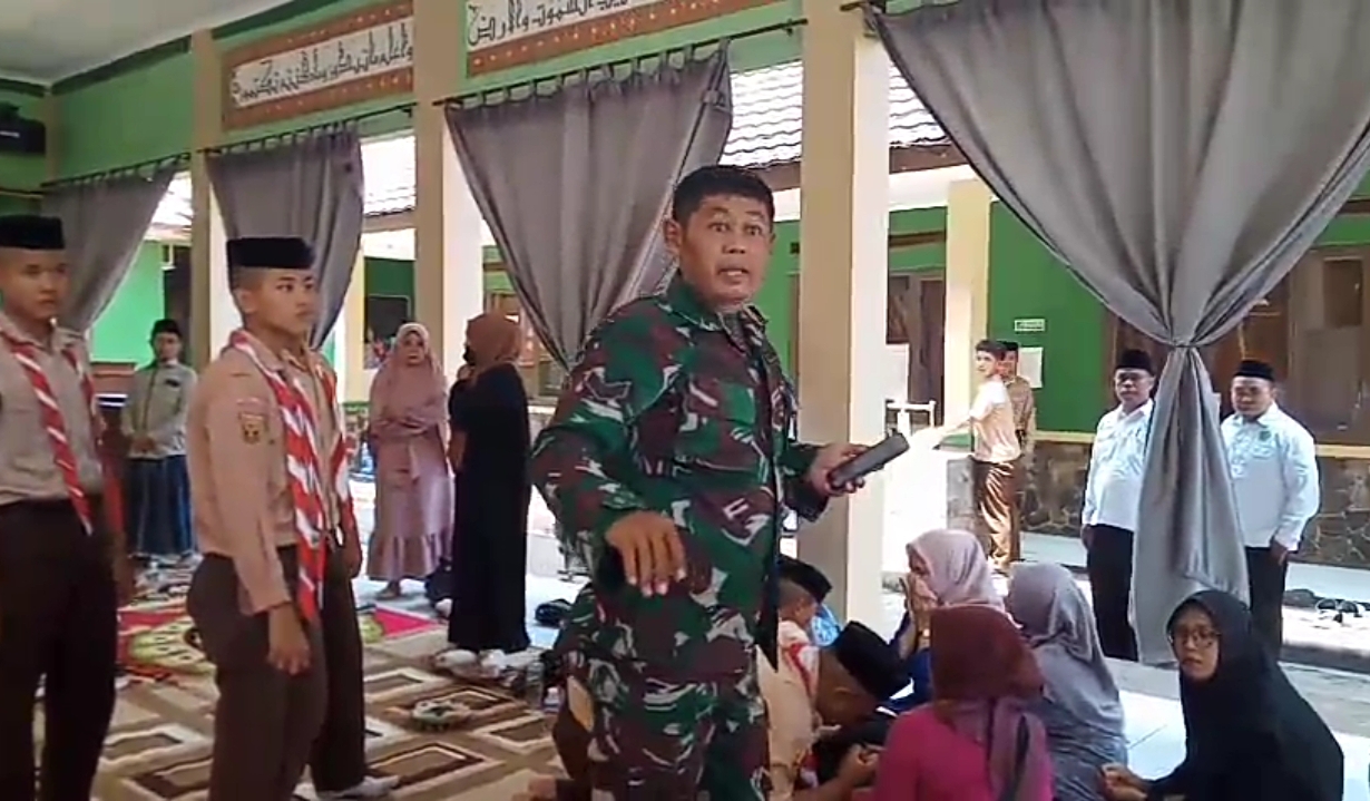 : Oknum Babinsa saat melarang wartawan untuk meliput mediasi kasus perundungan di MTsN 1 Purwakarta.