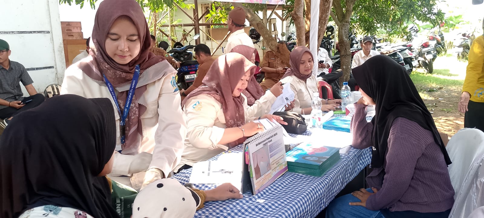 GEBYAR PATEN: Pelayan KB sedang memeriksa kesehatan masyarak sebelum mengikuti program KB.