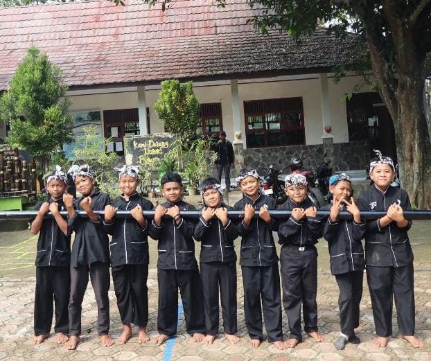 BERMAIN DAGONGAN: Sejumlah siswa SDN 1 Tegalsari sedang bermain permainan Dagongan.
