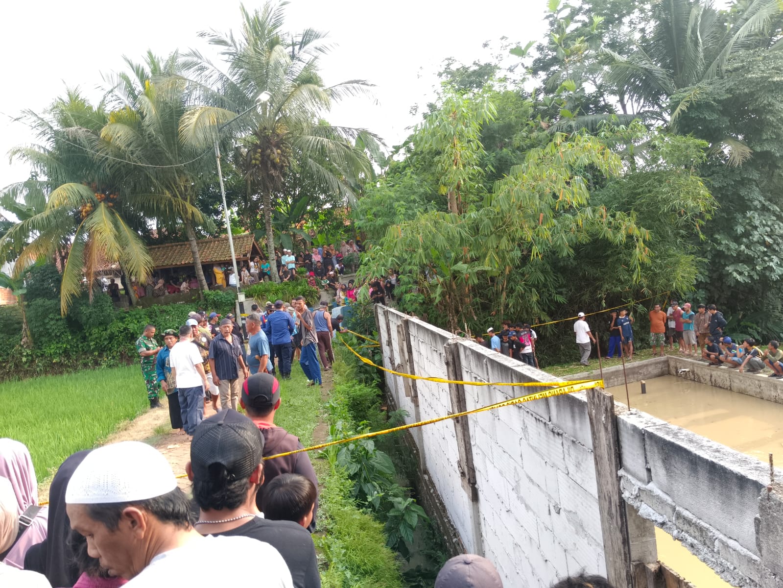 PENEMUAN MAYAT: Masyarakat Kampung Bojong Loa, Desa Gandasoli, Kecamatan Plered penuhi lokasi penemuan mayat.