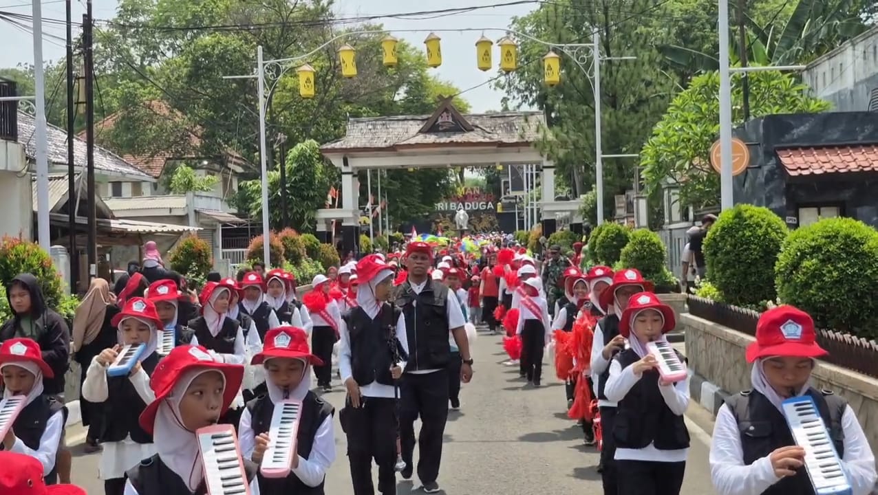 DRUM BAND: Ribuan peserta mengikuti parde drum band gebyar merah putih.