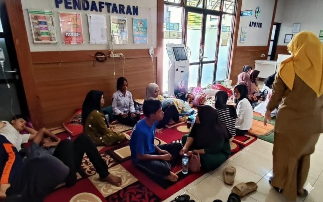 KERACUNAN MAKANAN: Sejumlah pelajar saat menjalani perawatan akibat mengalami gejala keracunan makanan di Puskesmas Maniis.