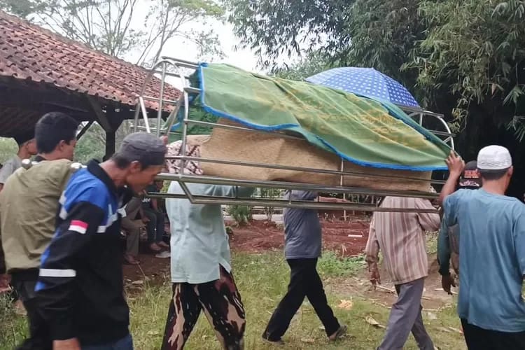 DIMAKAMKAN: Saat mayat Jesika (15), siswi yang ditemukan meninggal dunia di saluran air Kampung Bojong Loa, Desa Gandasoli akan dimakamkan.