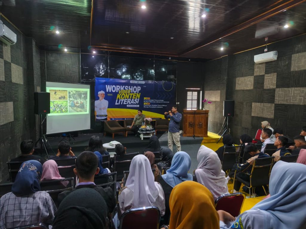 WORKSHOP: Kepala Disarpus Purwakarta, Aan, saat membuka kegiatan Workshop.