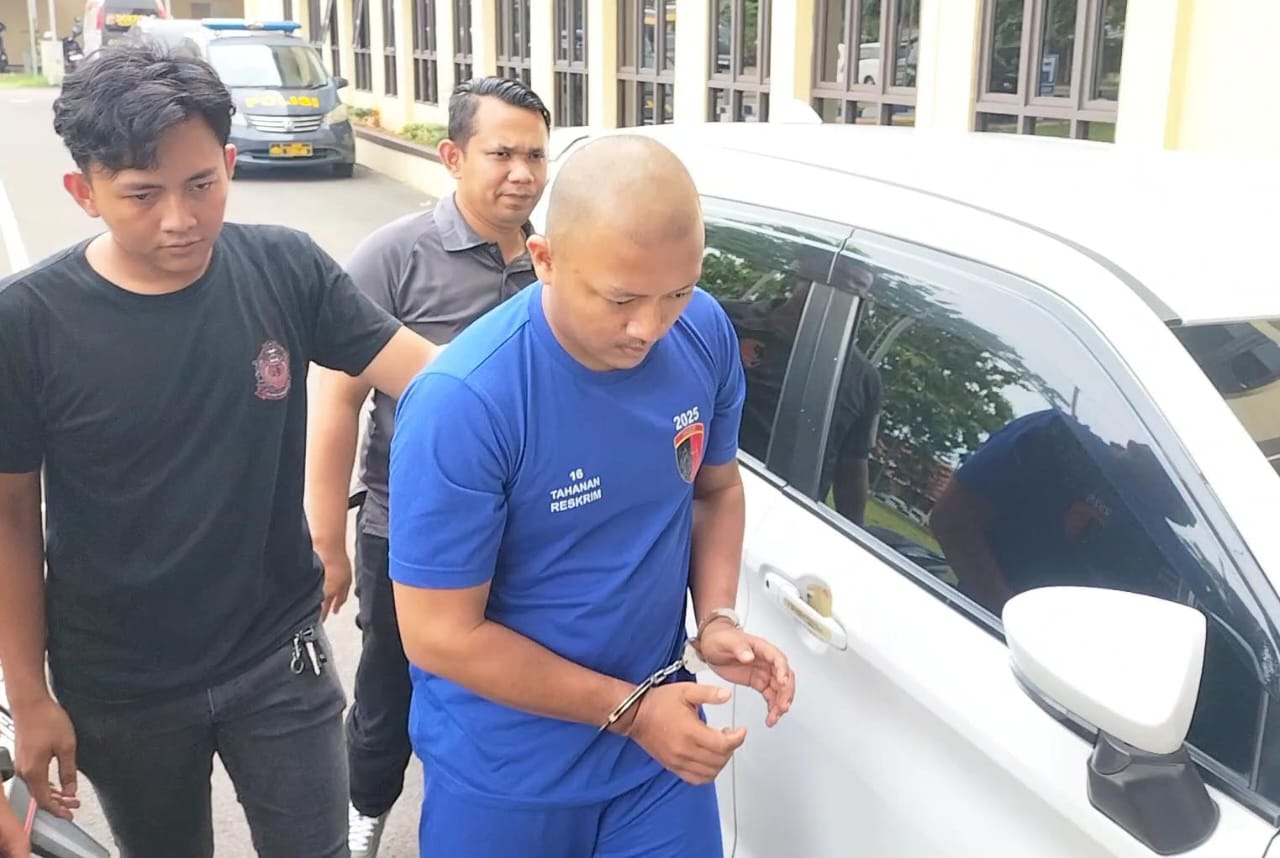 PEMBUNU: Heryanto, pelaku pembunuhan Dina Oktaviani saat digiring polisi di Mapolres Purwakarta.