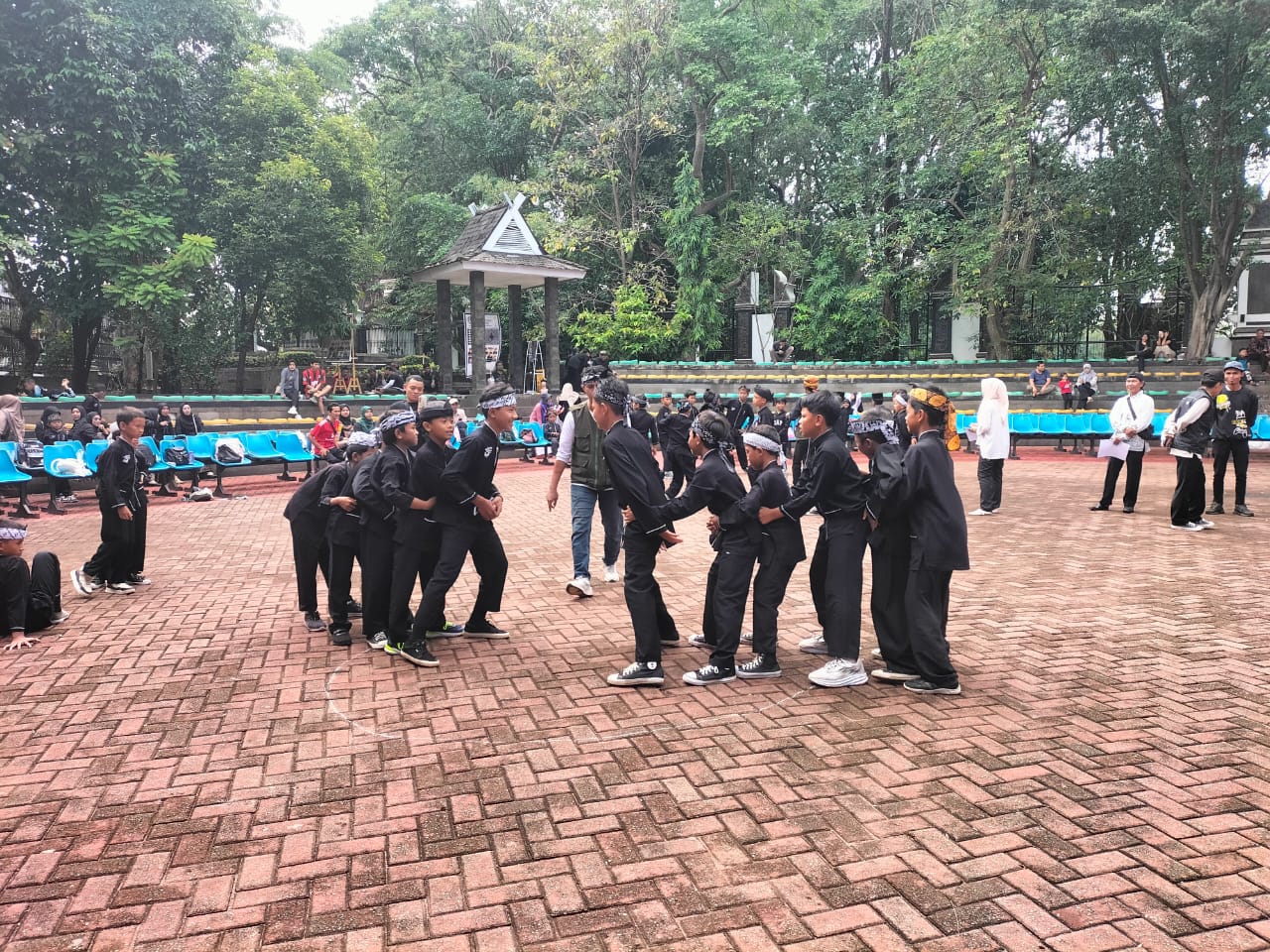 PERMAINAN TRADISONAL: Sejumlah permainan tradisional rutin digelar pada akhir pekan di Taman Surawisesa.