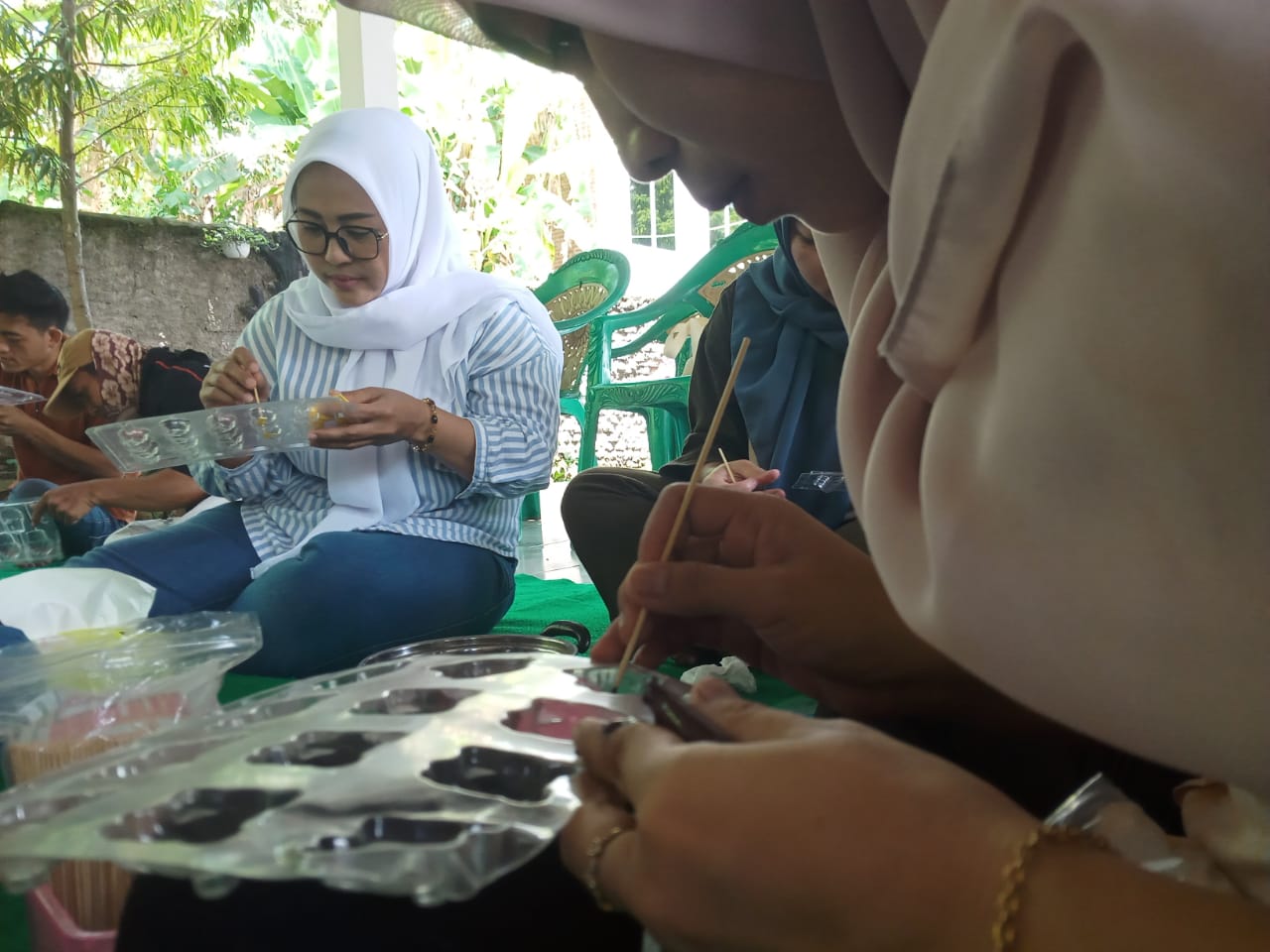 PKBM: Puluhan peserta didik dari PKBM Cipta Gemilang sedang membuat berbagai olahan coklat hias.