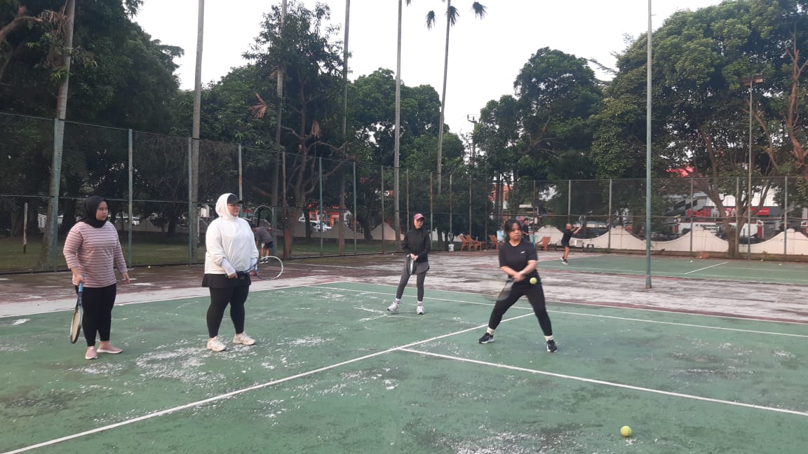 MAIN TENIS: Sejumlah muda-mudi sedang bermain Tenis di Lapangan Tenis Bakorwil Purwakarta.