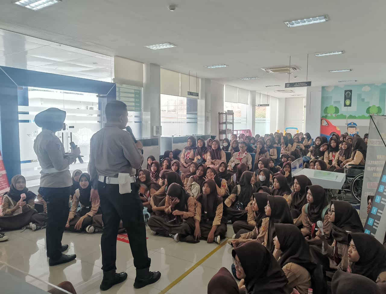 EDUKASI: Jajaran Satlantas Polres Purwakarta sedang memberikan edukasi etika lalulintas kepada pelajar.