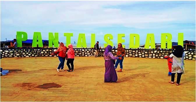 PANTAI SEDARI: Sejumlah masyarakat sedang berkunjung di Pantai Sedari, Karawang.
