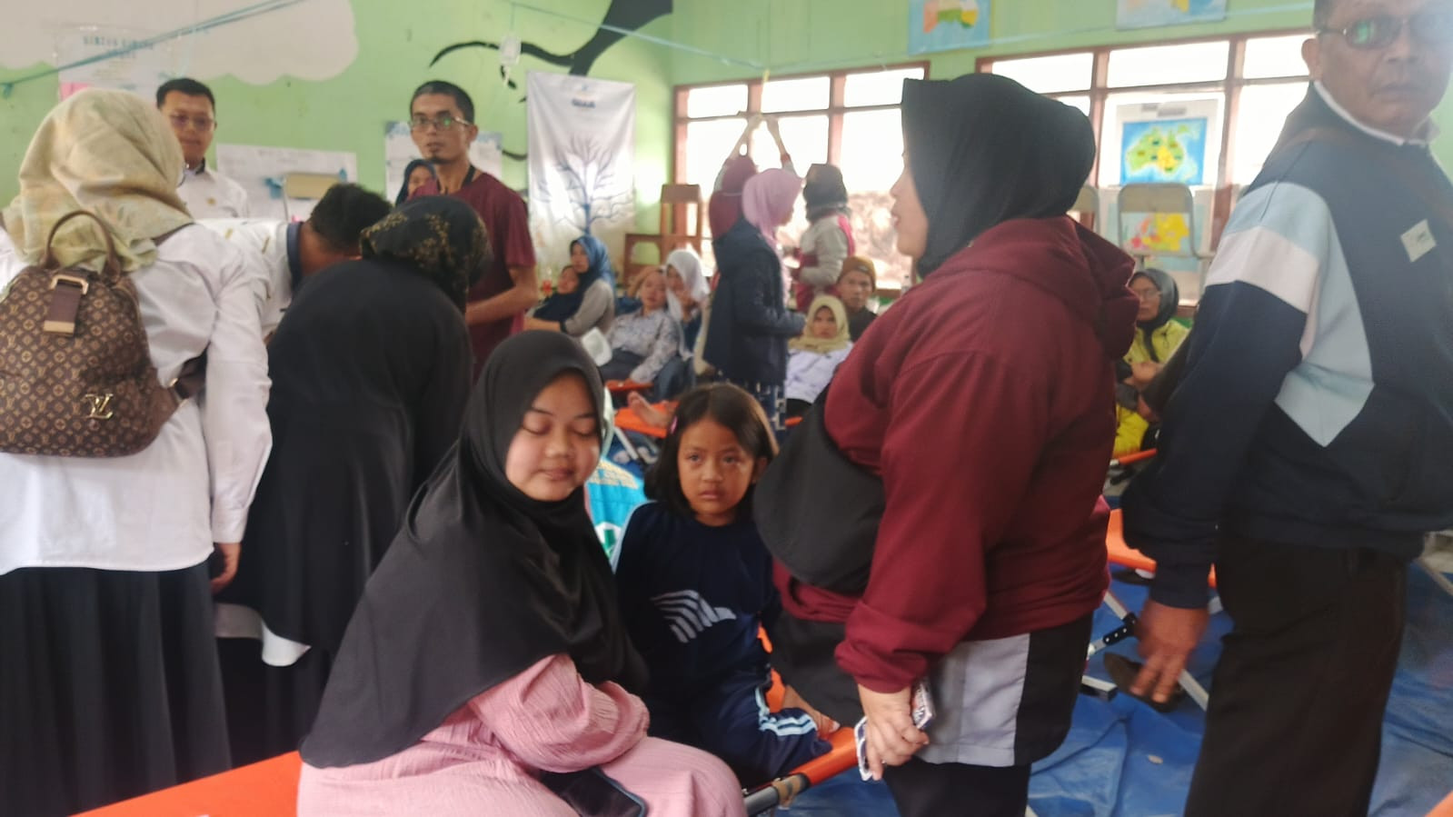 KERACUNAN MBG: Para korban keracunan menu MBG dirawat di ruang kelas SMP Negeri 1 Cisarua, Lembang, Kabupaten Bandung Barat.