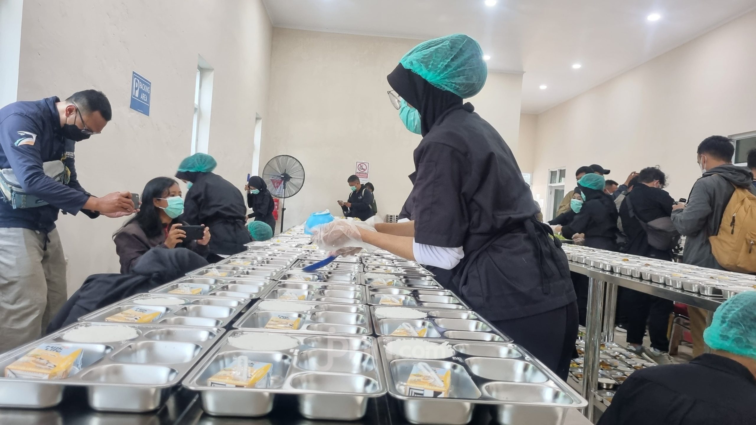 DAPUR SPPG: Petugas sedang menyiapkan menu Makan Bergizi Gratis (MBG) di dapur Satuan Pelayanan Pemenuhan Gizi (SPPG).