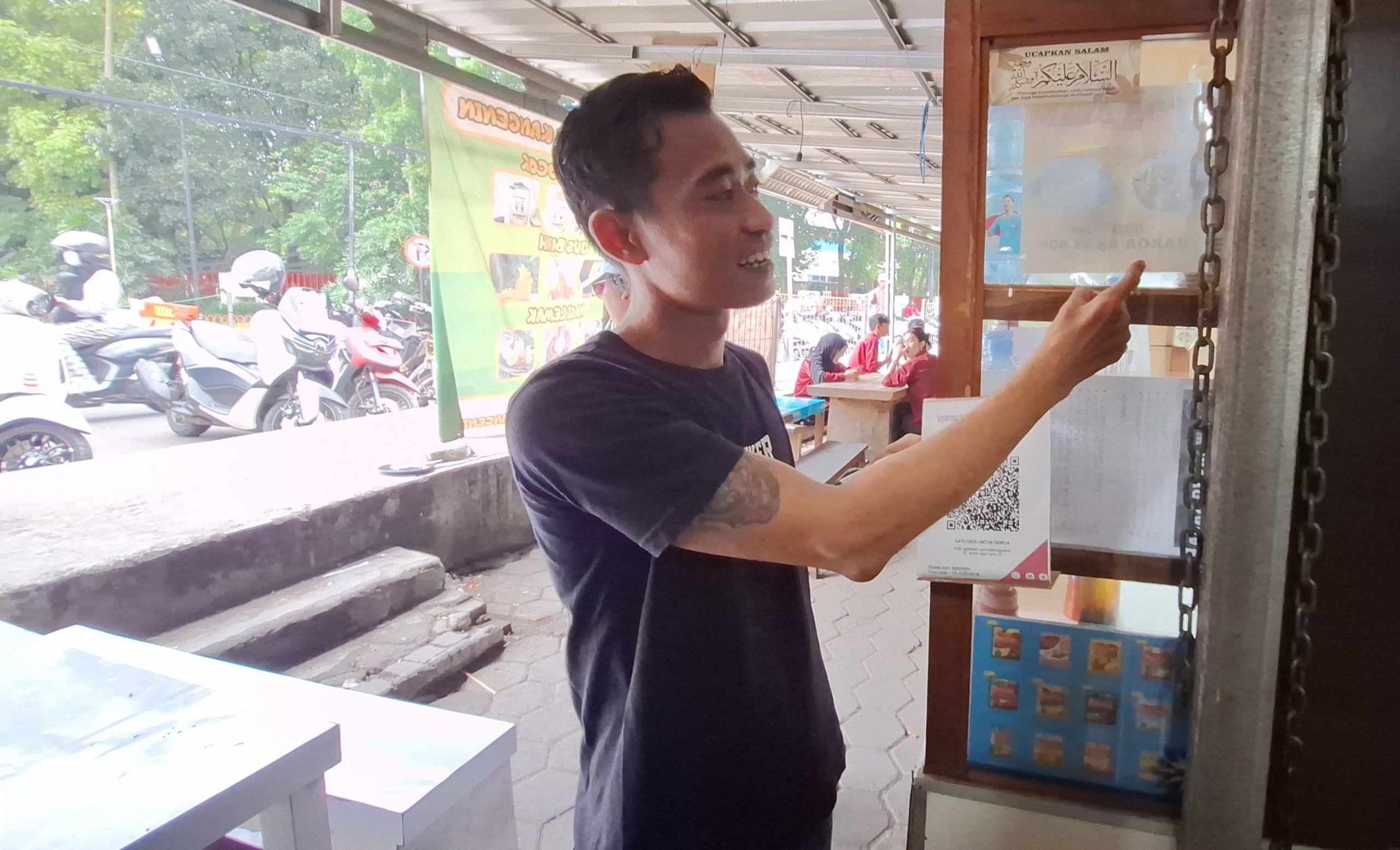 PEDAGANG: Salah seorang pedagang di Pujasera Telkom University Bandung yang merugi usai warungnya ditempel QRIS palsu.