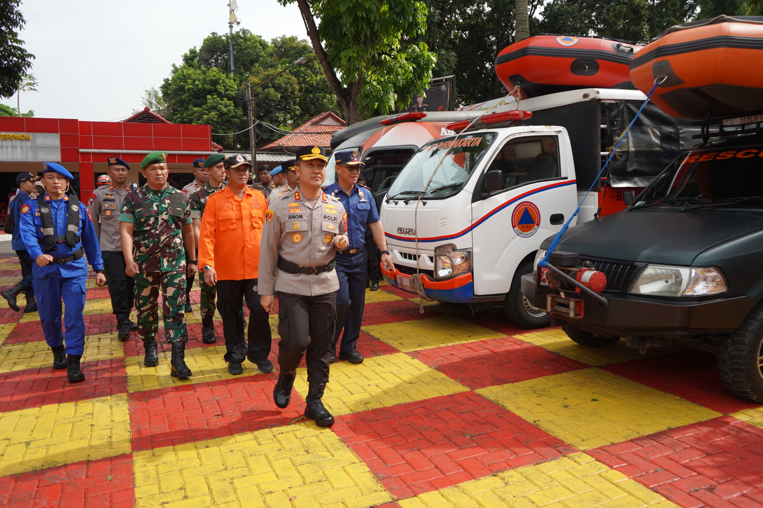 APEL: Sejumlah unsur mulai dari TNI, Polri, BPBD hingga Damkar melakukan apel siaga bencana di Mapolres Purwakarta, Rabu (5/11).
