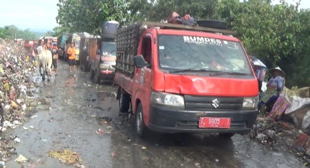 ANTRE: Sejumlah mobil pengangkut sampah tampak sedang mengantri di TPA Cikolotok.