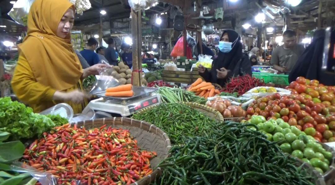 PENJUAL SAYURAN: Penjual sayuran di Pasar Rebo Purwakarta sedang melayani pembeli. Saat ini harga sejumlah sayuran mengalami kenaikan akibat terjadinya gagal panen.