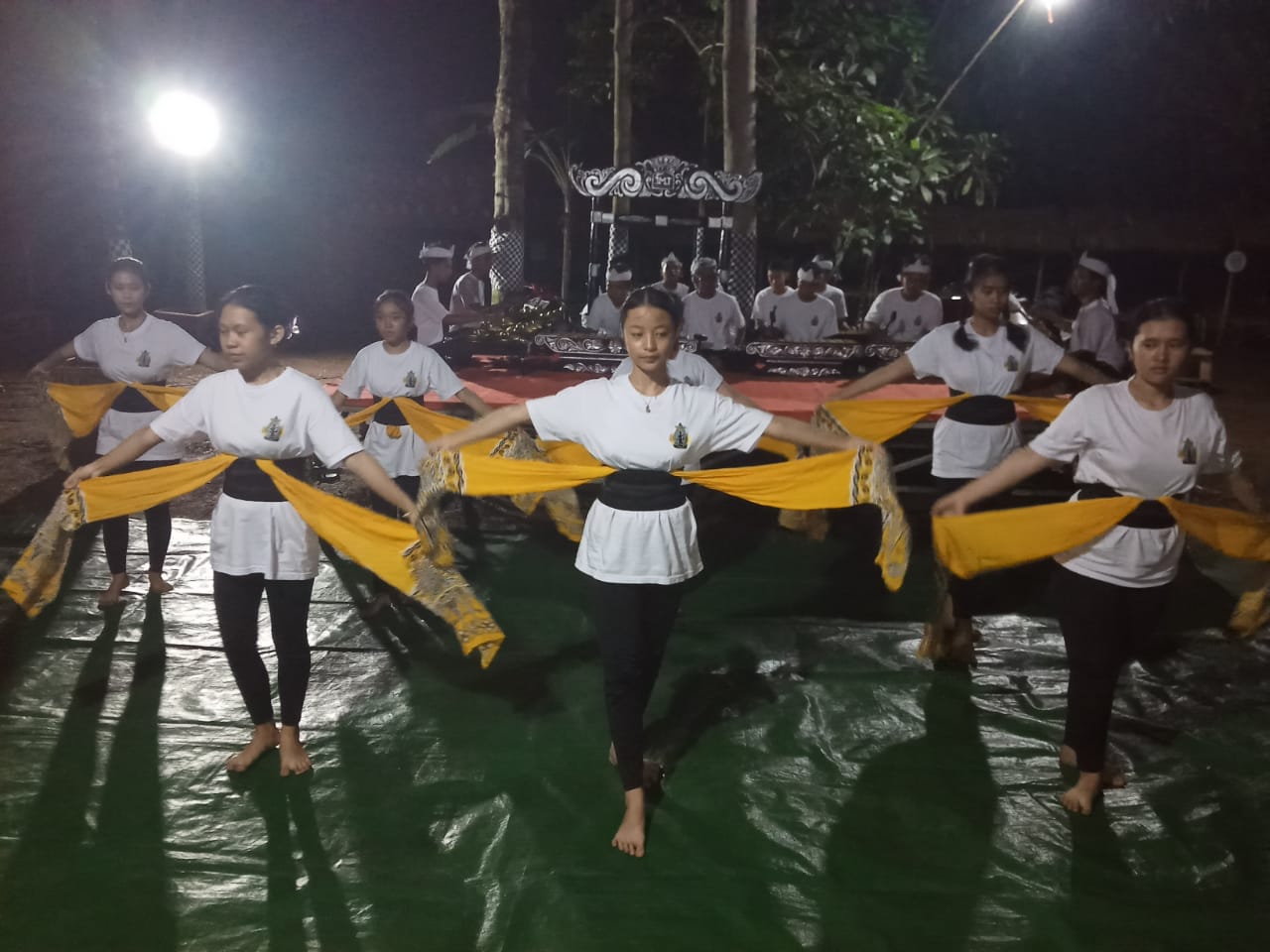 TARIAN TRADISIONAL: Malam hari sejumlah remaja di Desa Dangdeur sedang berlatih tarian tradisional.