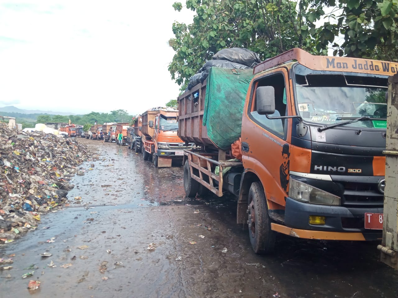 ANTRE: Sejumlah truk pengangkut sampah mengantre panjang di pintu masuk TPA Cikolotok, Desa Margasari, Kecamatan Pasawahan, Kabupaten Purwakarta, Jumat (7/11).
