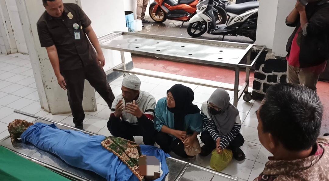 HISTERIS: Keluarga menangis histeris di ruang jenazah RSUD Bayu Asih Purwakarta saat menyaksikan tubuh Rido (15) yang akan dibawa ke RS Sartika Asih Bandung guna menjalani autopsi, Kamis (13/11).