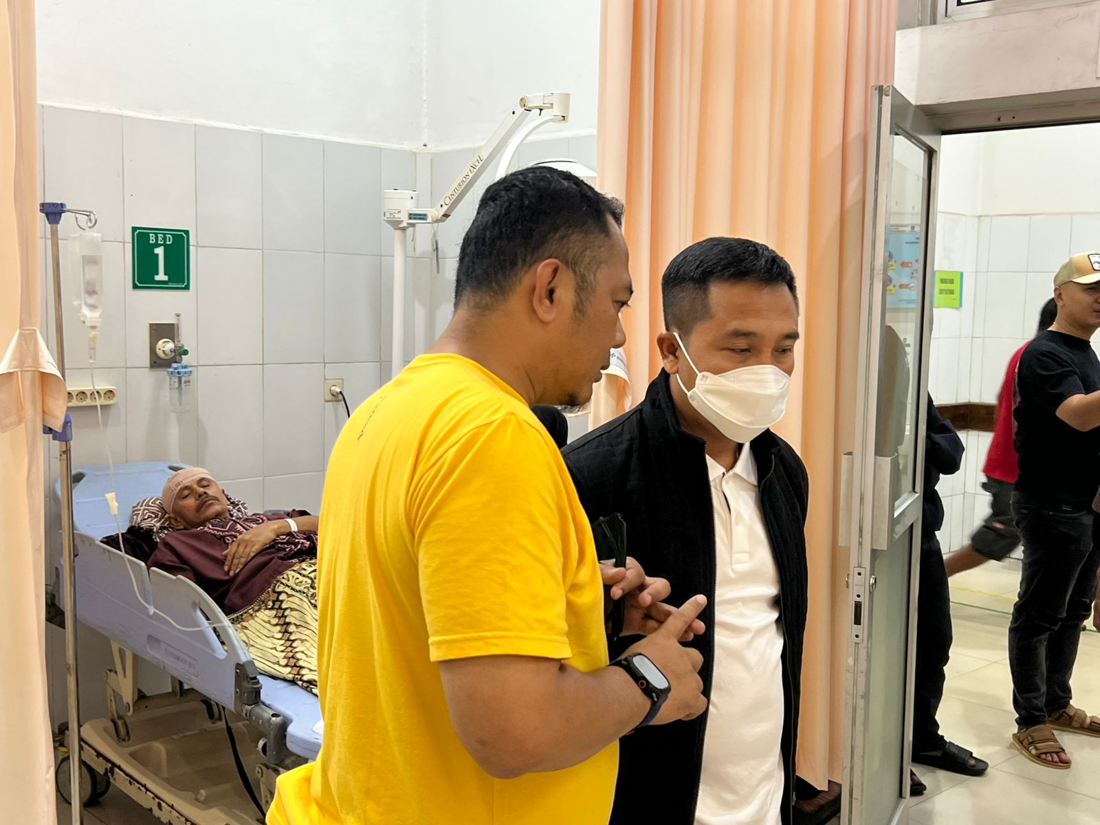 KORBAN PEMBACOKAN: Kapolres Purwakarta AKBP I Gede Anom Danujaya saat meninjau korban pembacokan ke RSUD Bayu Asih.