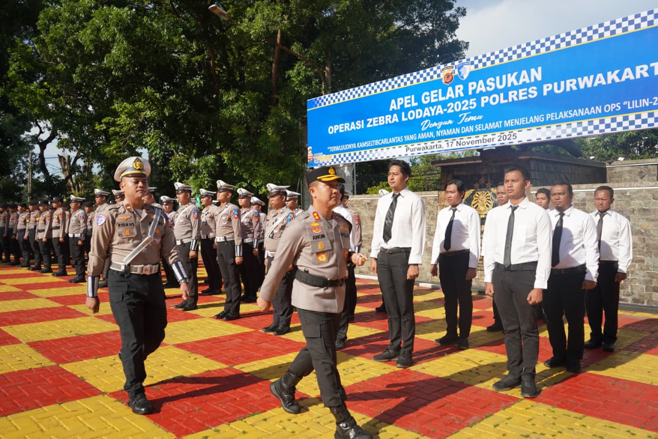GELAR PASUKAN: Apel gelar pasukan Operasi Zebra Lodaya 2025 di Mapolres Purwakarta.