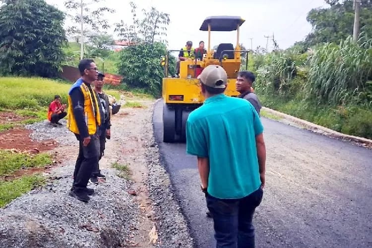 PERBAIKAN JALAN: Proses pengerjaan perbaikan jalan di Kabupaten Purwakarta. Dan masih ada sejumlah proyek jalan yang belum dikerjakan.
