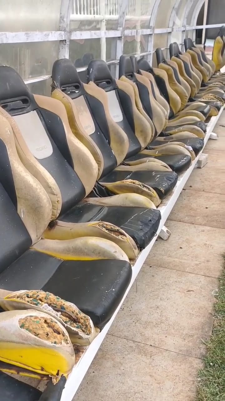 TIDAK TERAWAT: Kursi stadion Purnawarman Purwakarta tampak rusak dan tidak terawat.