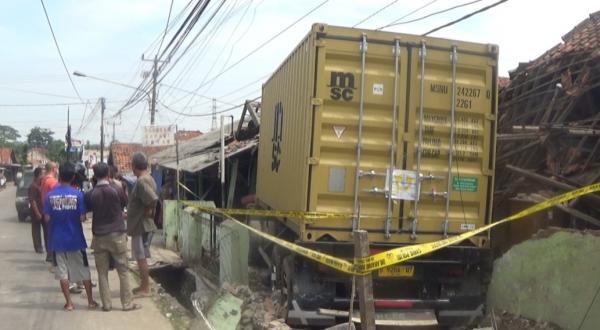 KECELAKAAN: Sebuah truk menghantam tiga bangunan di Kembangkuning, Jatiluhur. Tiga bangunan rusak di pinggir Jalan Raya Kembang Kuning.
