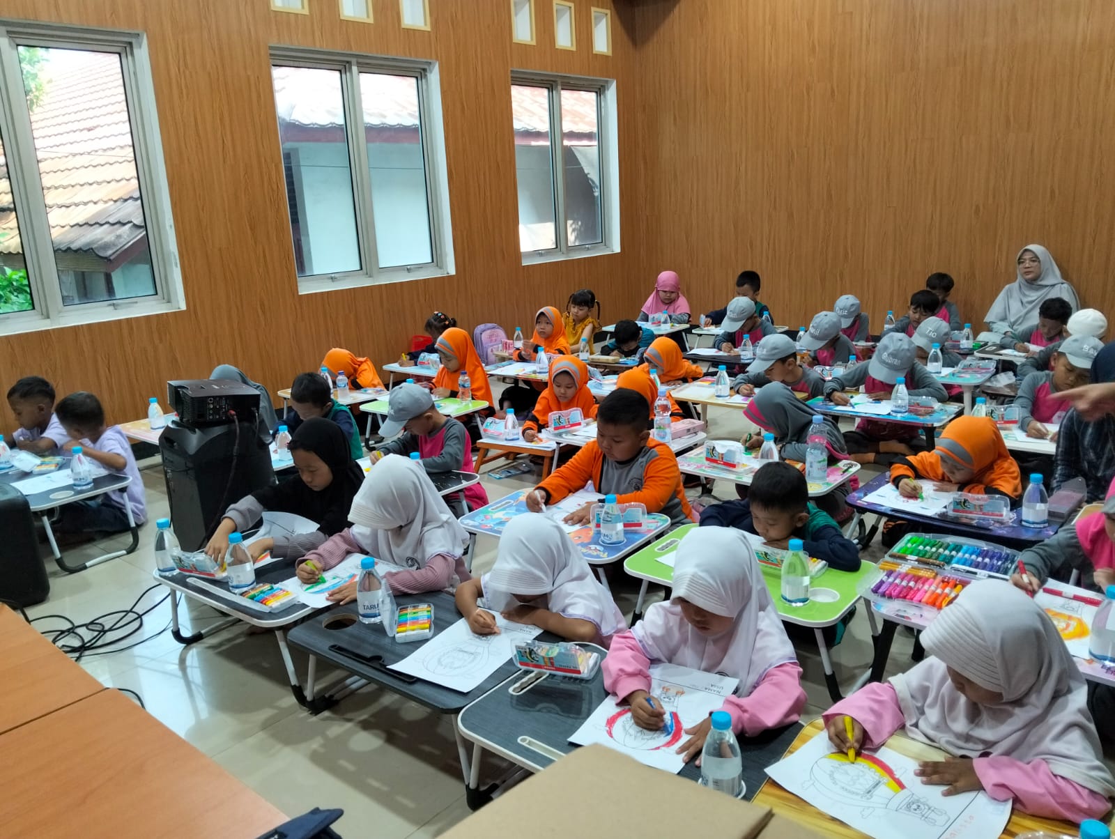 MEWARNAI: Sejumlah siswa PAUD mengikuti lomba mewarnai yang diselenggarakan Alumni SMA Negeri 3 Karawang.
