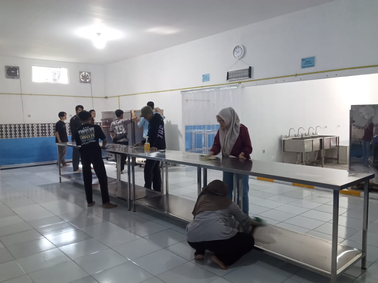 DAPUR SPPG: Sejumlah relawan sedang membersihkan dapur Satuan Pelayanan Pemenuhan Gizi (SPPG) di Purwakarta.