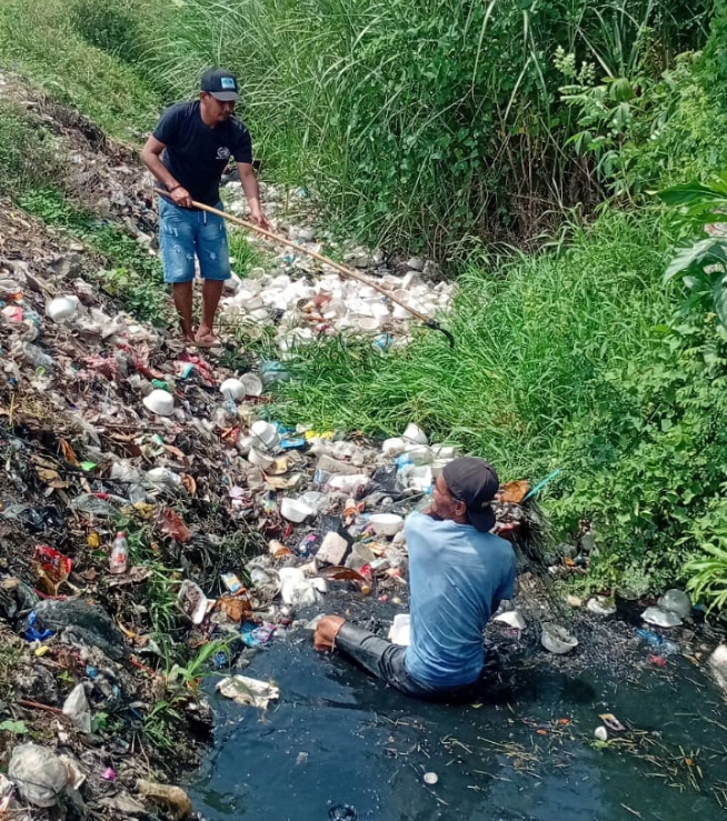 ASIH SALIRA: Warga Dusun Warudoyong Selatan dan Blok Kraton, Desa Rengasdengklok Selatan, Kecamatan Rengasdengklok, Karawang, turut andil dalam program Aksi Bersih-bersih Saluran Air atau ASIH SALIRA besutan Bupati Karawang Aep Syaepuloh, Minggu (30/11). Foto: Istimewa