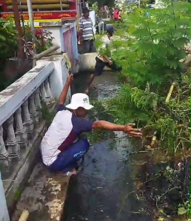 BERSIH-BERSIH: Warga Warudoyong Selatan dan Blok Kraton, Desa Rengasdengklok Selatan,sedang membersihkan saluran air.