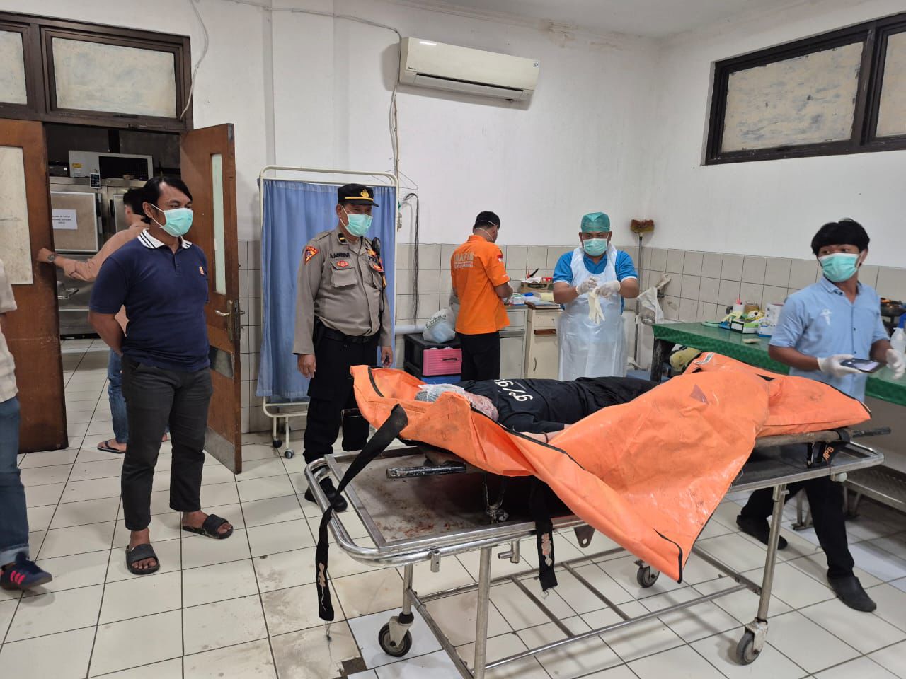 EVAKUASI: Mayat yang meninggal dunia di Apartemen PP Urban Town, Desa Sukaluyu, Kecamatan Telukjambe Timur, Kabupaten Karawang, langsung dievakuasi ke RSUD Karawang.