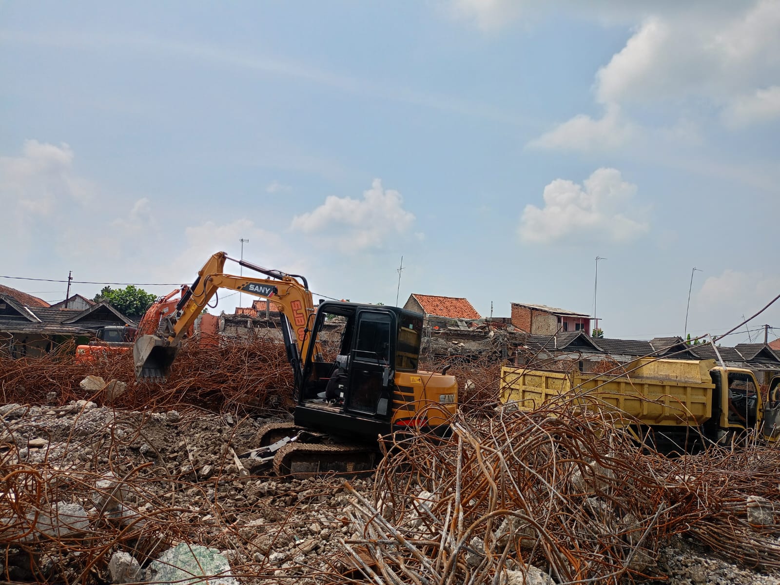 BONGKAR BANGUNAN: Pemerintah Kabupaten Purwakarta membongkar bangunan bekas kebakaran di Pasar Jumaah dengan menggunakan alat berat.