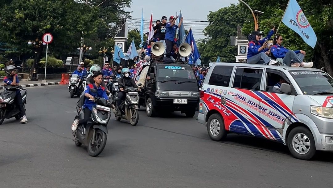 DEMO BURUH: Ratusan buruh di Purwakarta melakukan unjuk rasa menuntut kenaikan Upah Minimum Kabupaten (UMK) tahun 2026, Senin (22/12).