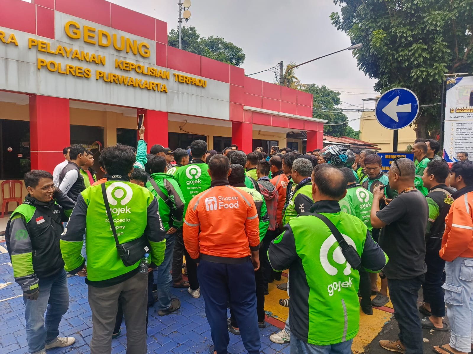 PENGEMUDI OJOL: Ratusan pengemudi ojek online (ojol) mendatangi Mapolres Purwakarta, Senin (22/12) sore.