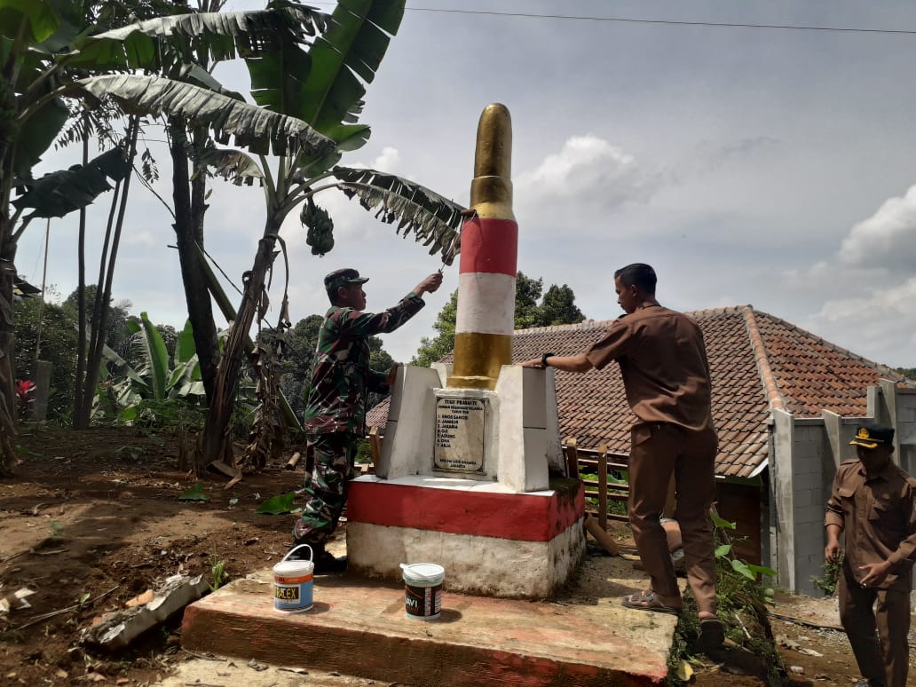 TUGU PELURU: Aparat desa dan TNI mempercantik Tugu Peluru di Desa Cihanjawar, Kecamatan Bojong, Purwakarta.