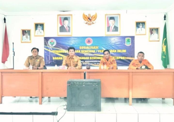 SOSIALISASI: Badan Penanggulangan Bencana Daerah (BPBD) Karawang mensosilisasikan seputar penanggulanagan bencana dan perubahan iklim di Desa Kalangsurya, Kecamatan Rengasdengklok.