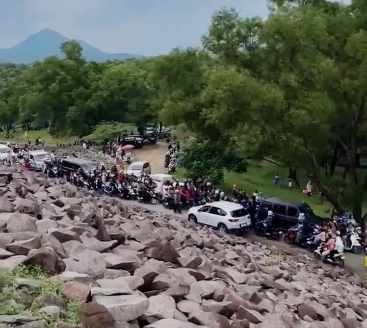 MACET TOTAL: Jalan di kawasan barat Waduk Jatiluhur macet total, Kamis (1/1). Wiastawan yang datang membeludak di luar perkiraan pengelola wisata.