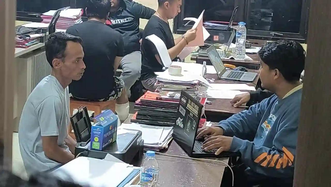 INTEROGASI: Polisi Purwakarta menginterogasi JSJ (45), warga Desa Kiarapedes, yang diduga sebagai pelaku pembunuhan yang menewaskan Sumarna seorang karyawan swasta asal Purwakarta.