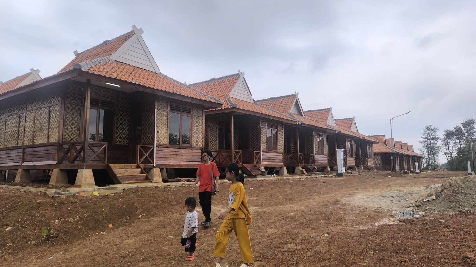 JALAN TANAH: Akses jalan masih tanah menuju Kampung KDM di di Kampung Pasir Cabe, Desa Panyindangan, Kecamatan Sukatani, Kabupaten Purwakarta.