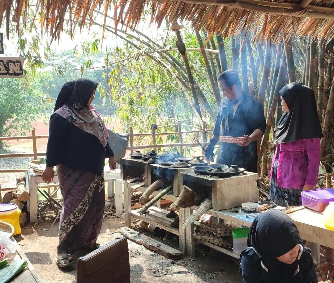 PASAR SASAGARAN: Pasar Sasagaran buka setiap Minggu pagi di Desa Dangdeur, Kecamatan Bungursari, Kabupaten Purwakarta. Pasar ini menyajikan beragam aneka makanan zaman dulu.