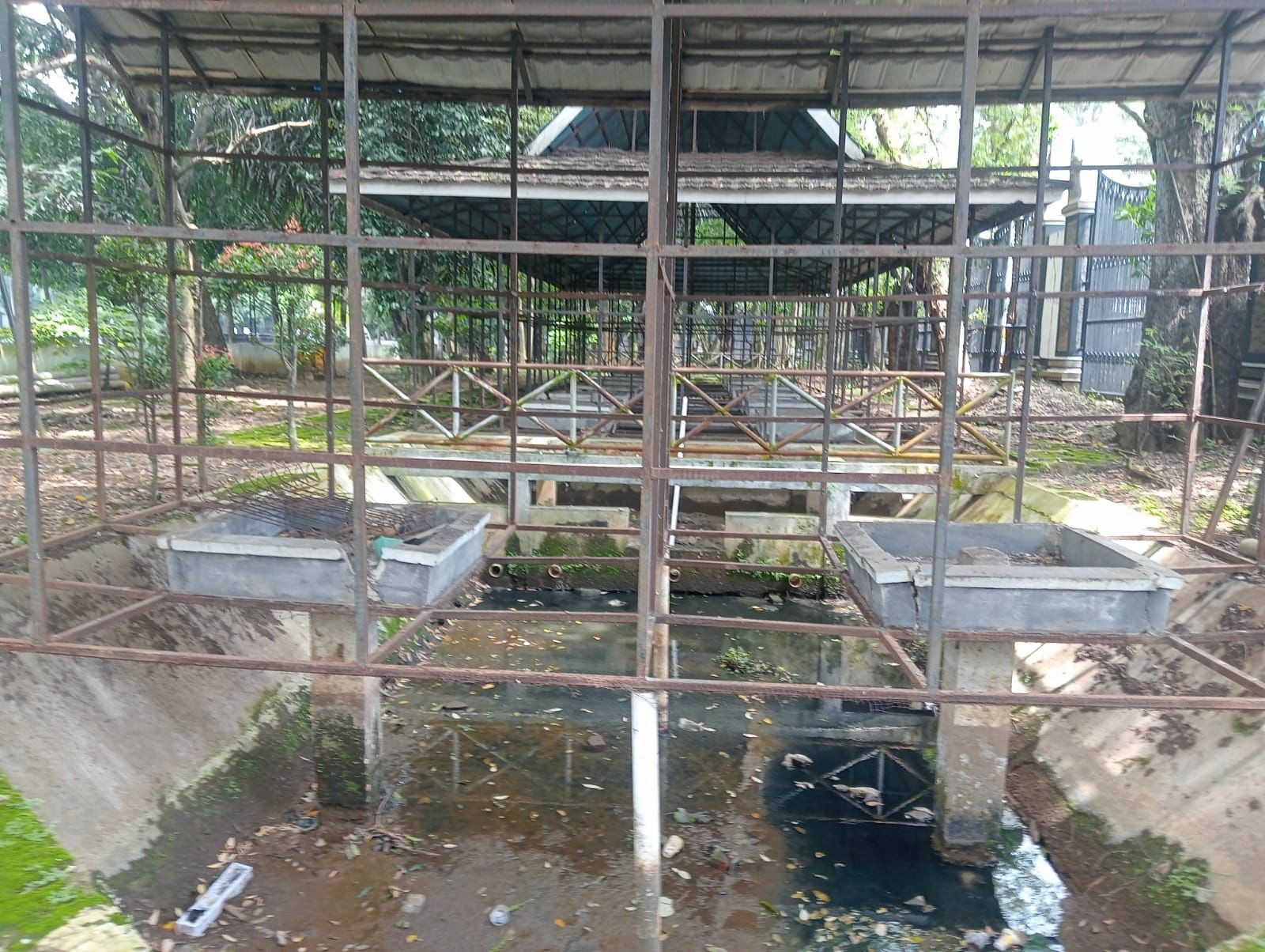 KANDANG SATWA: Sejumlah kandang satwa di Kawasan Air Mancur Sri Baduga terbengkalai dan semrawut.