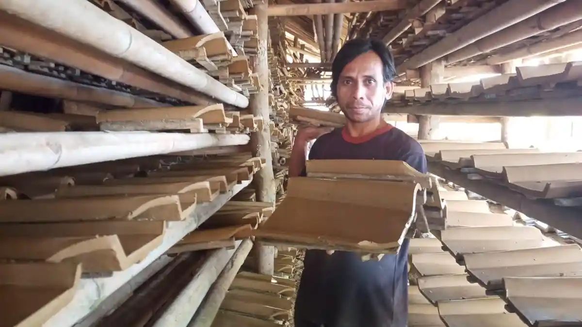 PENGUSAHA GENTENG: Pengusaha genteng Purwakarata menanti realisasi program gentengisasi besutan Presiden Prabowo.