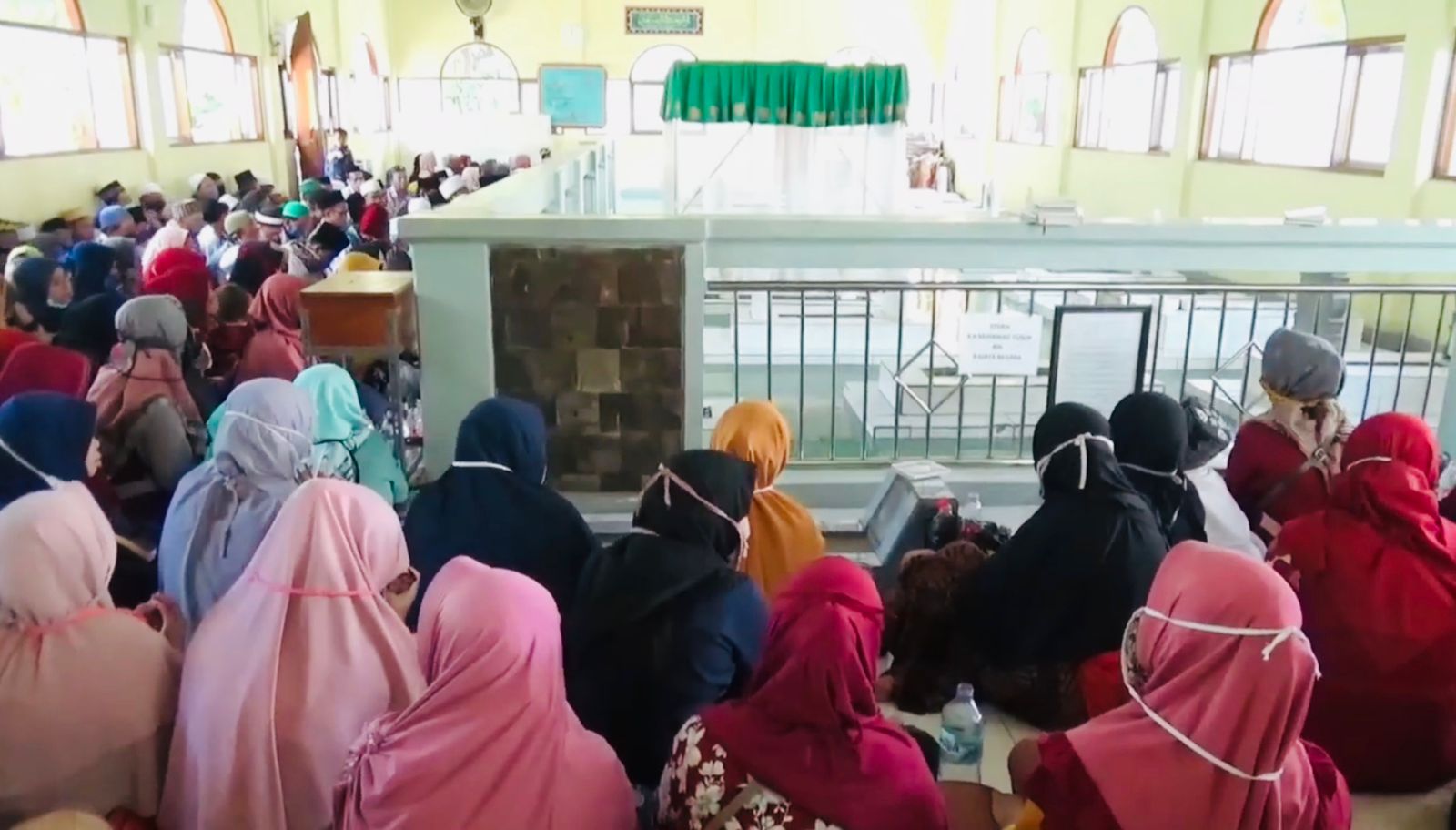 ZIARAH KUBUR: Masyarakat sedang berziarah di Makam Syekh Baing Yusuf di Purwakarta, Jawa Barat.