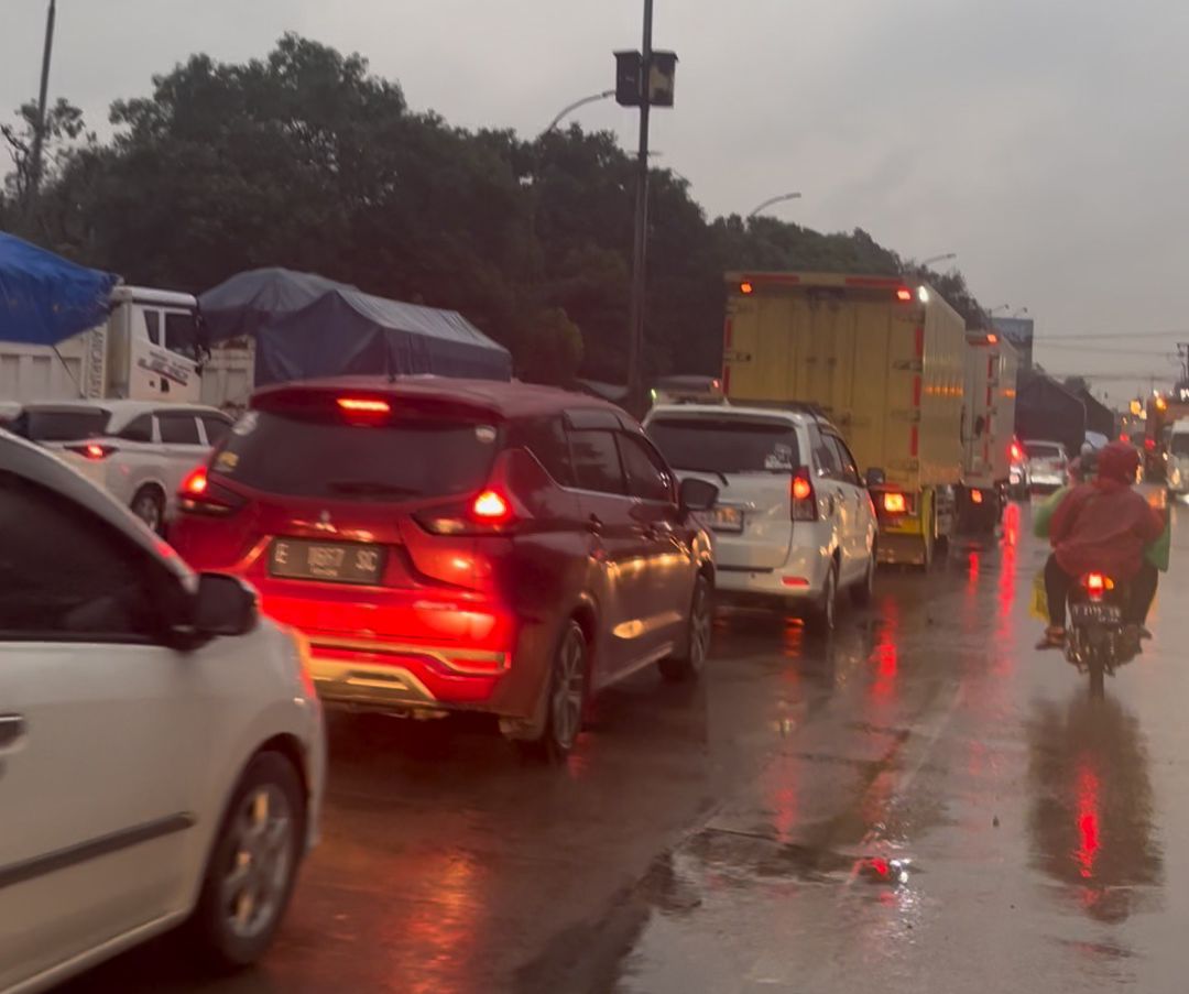 MACET: Sejumlah kendaraan terjebak macetdi Jalan Raya Cikopo, Kamis (12/2) sore.