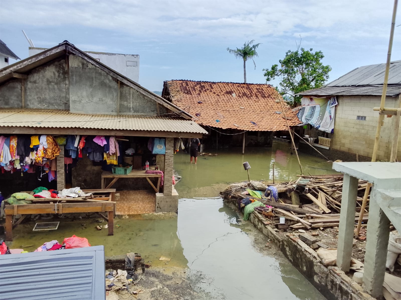 BANJIR: Banjir di Dusun Kampek, Desa Karangligar berangsur surut, Minggu (15/2).