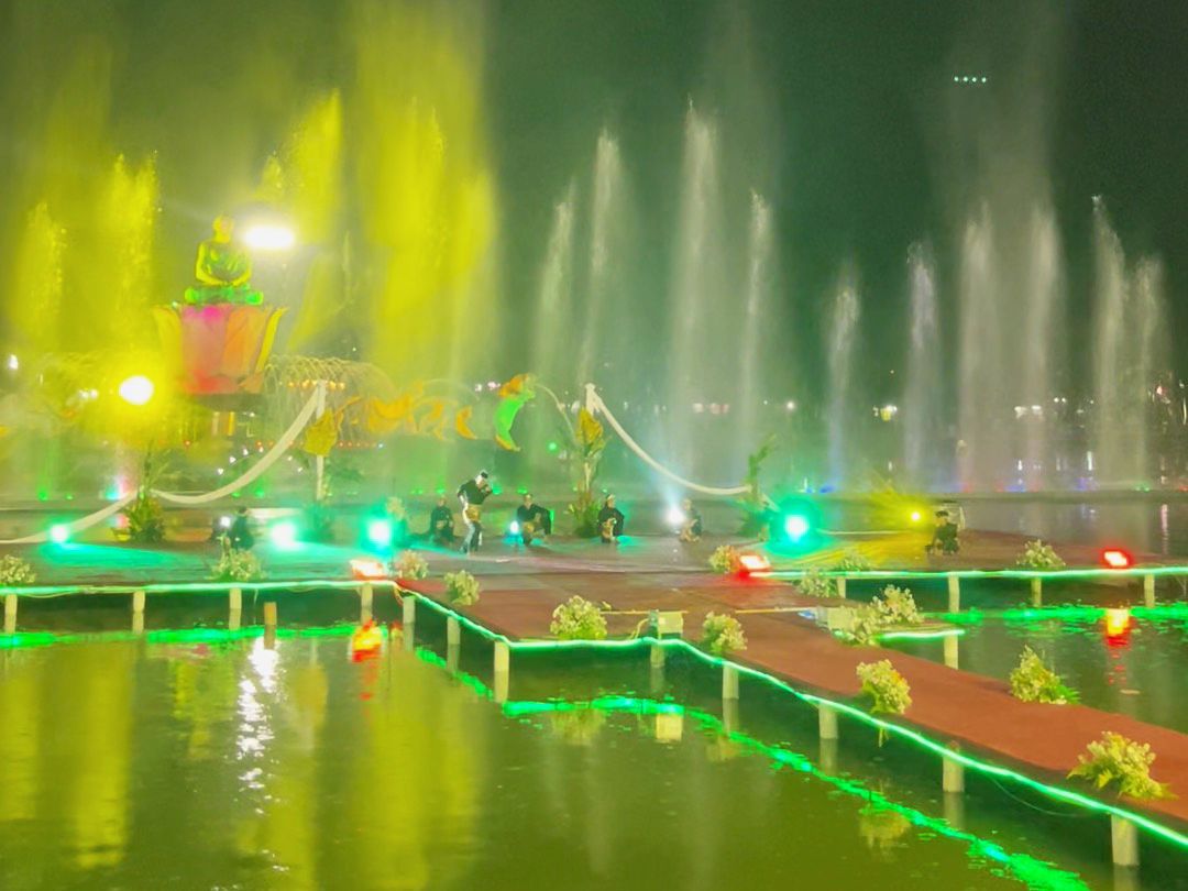 SAMBUT RAMADAN: Pertunjukan Air Mancur Sri Baduga pada Sabtu (14/2) malam.