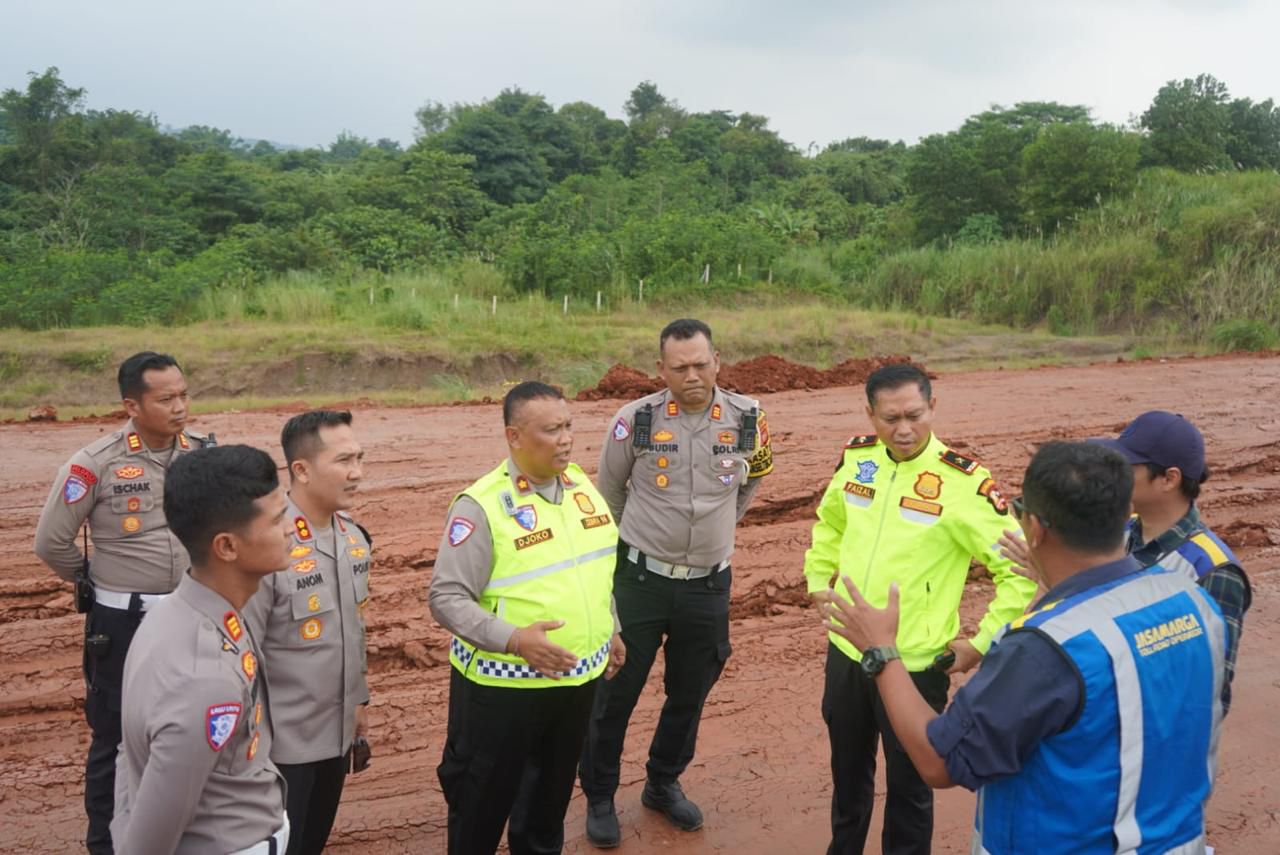 MENINJAU: Meninjau infrastruktur Tol Japek Selatan-2.
